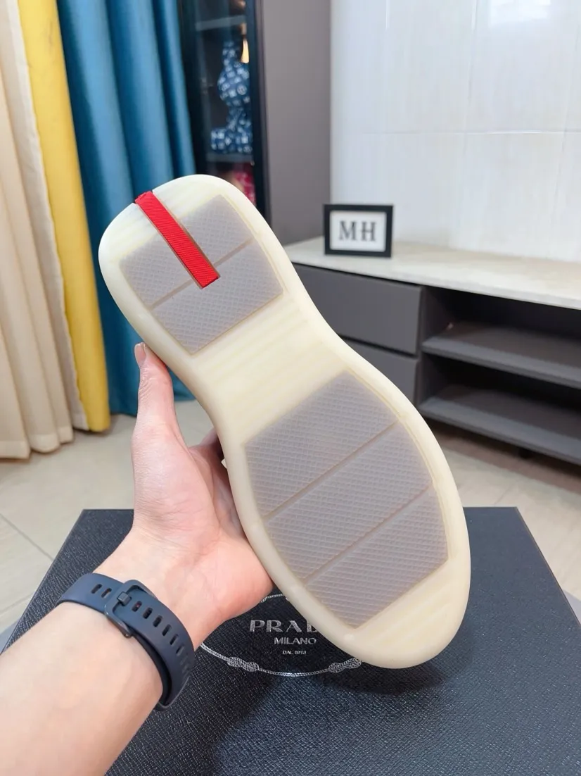 The ex-factory price is 680🌹🌹The high-quality new Prada (Prada) counters are launched simultaneously. The new men's shoes and 😘fabrics are selected from imported mesh and glue-spraying technology. Imported cowhide lining. 👍🏿High-end☄️Open-molded non-slip rubber outsole, exquisite lines, simple and elegant, comfortable and high-end for leisure travel. Code number: 38 to 44